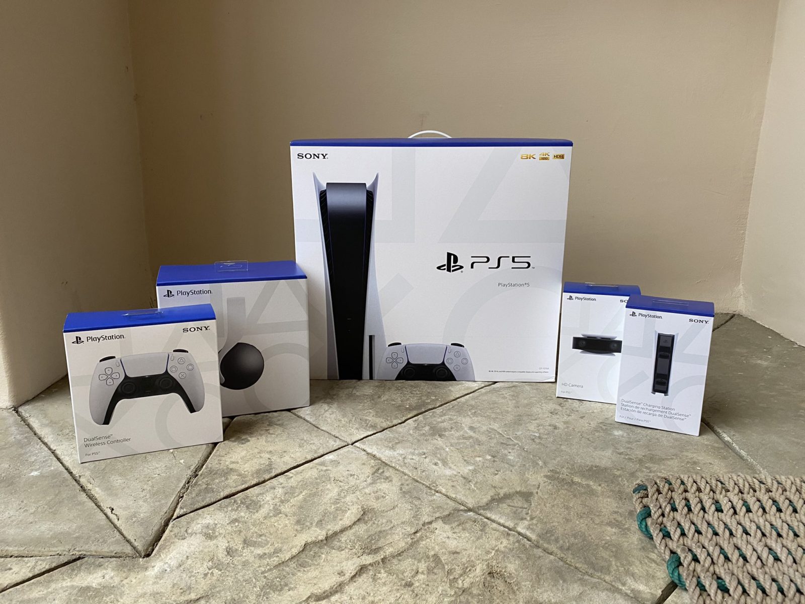 Marques Brownlee's PS5 Unboxing Teaser : r/PS5